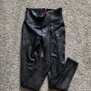 Spans faux leather leggings!